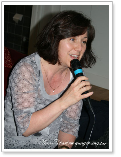 Ann-Charlotte sjunger singstar