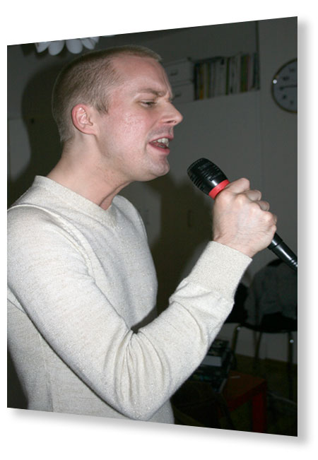 Thomas sjuger Singstar.