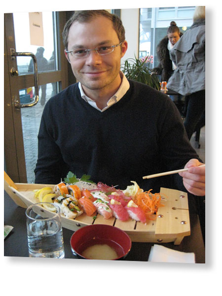 Oscar äter sushi