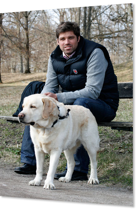 Daniel och Falcor utanför Tyresö slott.