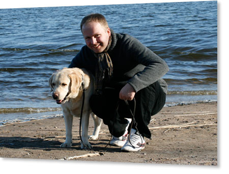 Jag och Falcor. Syns det att jag försöker tvinga honom att hålla upp ansiktet? Han gillar INTE fotografering. =)