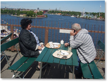 Mamma och Pappa fikar.